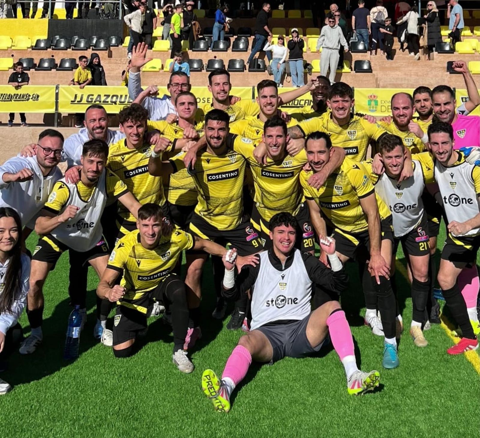 Los del Valle del Almanzora celebran sobre el terreno de juego su victoria frente al Villacarrillo del pasado domingo.