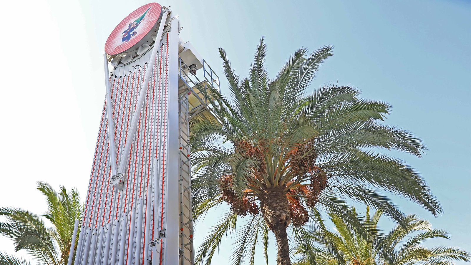 La noria que está actualmente instalándose en la plaza del Arenal.