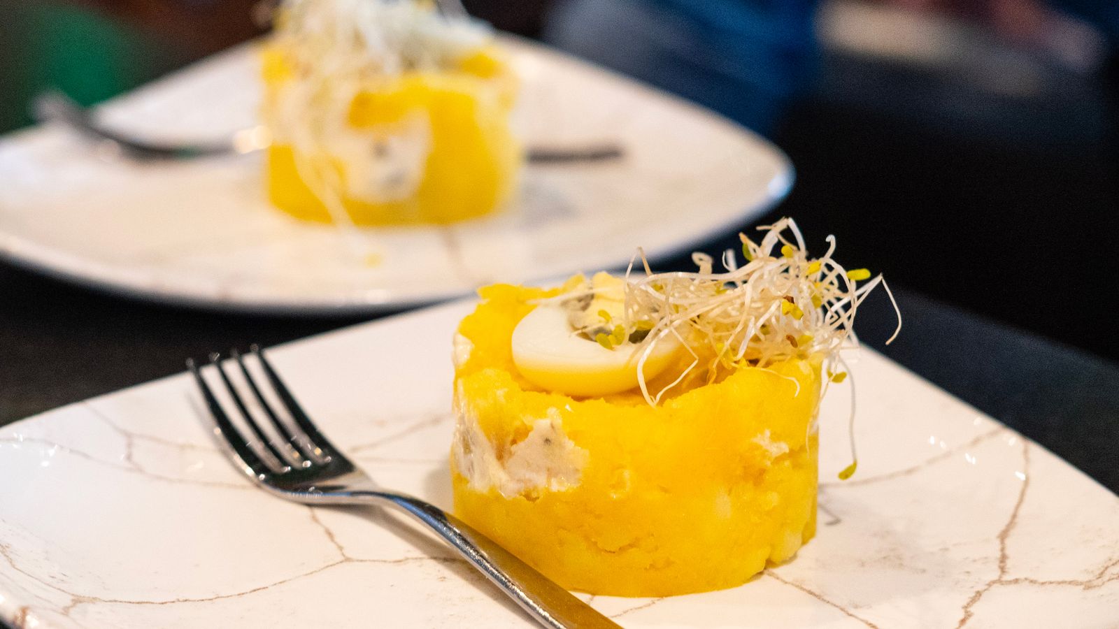 Causa Limeña con ají, relleno de bonito y huevo de codorniz.