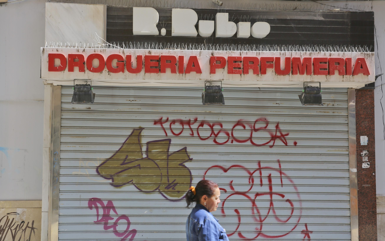 Fachada de otro negocio en la calle San Juan.