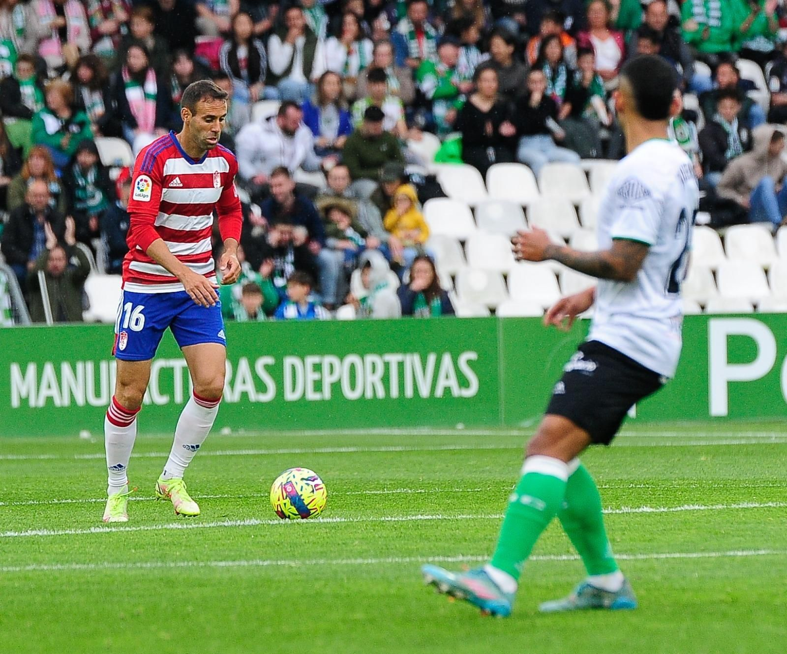 Víctor Díaz, en una acción del partido ante el Racing Víctor Díaz, en una acción del partido ante el Racing