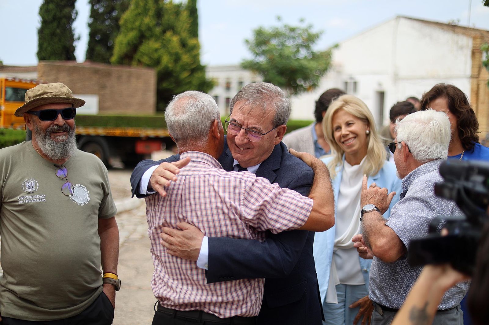 Imágenes de la visita a los trabajos de exhumación en las fosas comunes del Cementerio de La Soledad