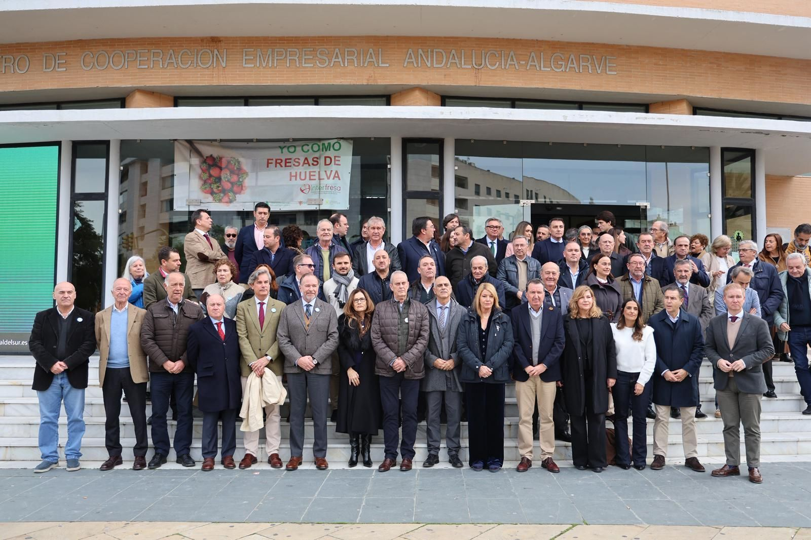 Minuto de silencio por las infrestructuras a las puertas de la FOE.
