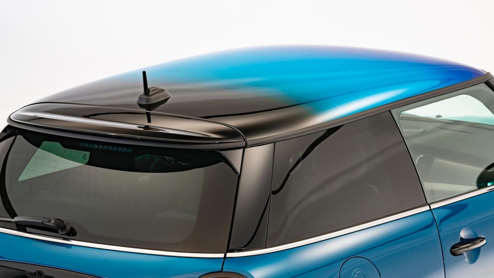 No hay dos techos multitono iguales. Es uno de los elementos característicos de este LCI y está disponible con algunos de los colores de carrocería.