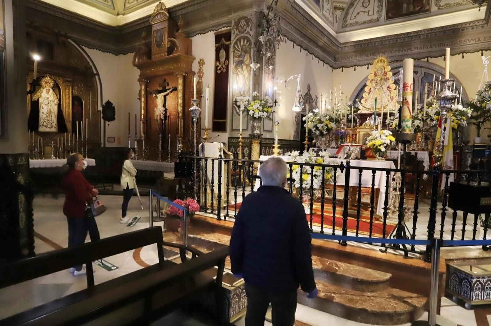 Miradas devotas a la Virgen del Rocío respetando la distancia social.