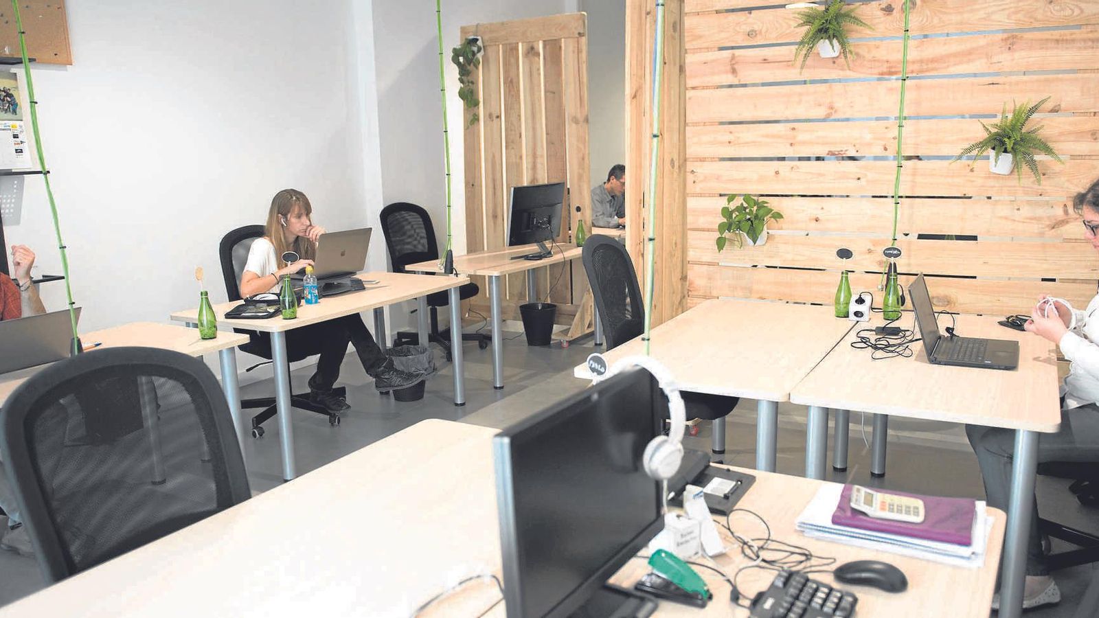 Un grupo de trabajadores autónomos en un centro ‘coworking’.