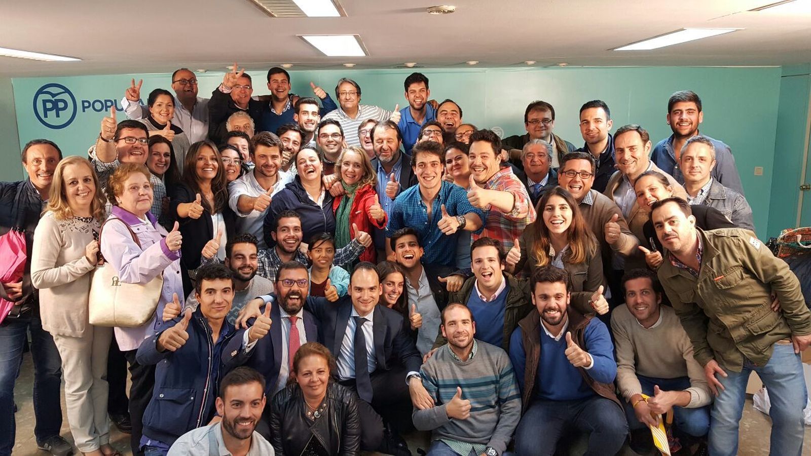 Virginia Pérez, en el centro de la imagen con una cazadora azul marino, acompañada de  algunos de sus partidarios.