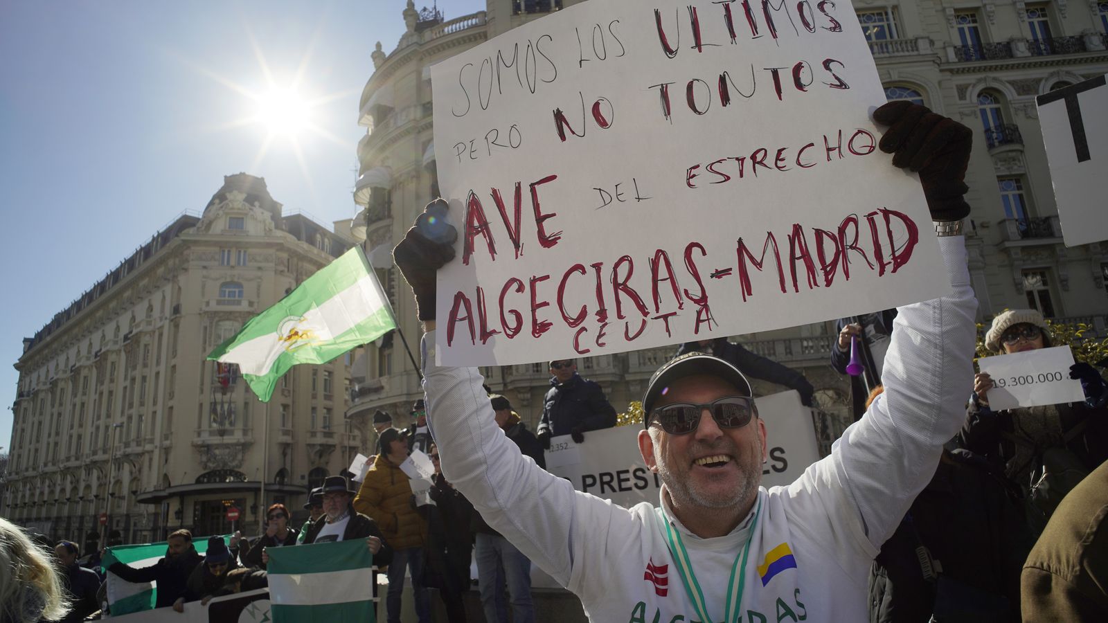 Uno de los participantes en la concentración de Andalucía Bay 20.30 por el ferrocarril.