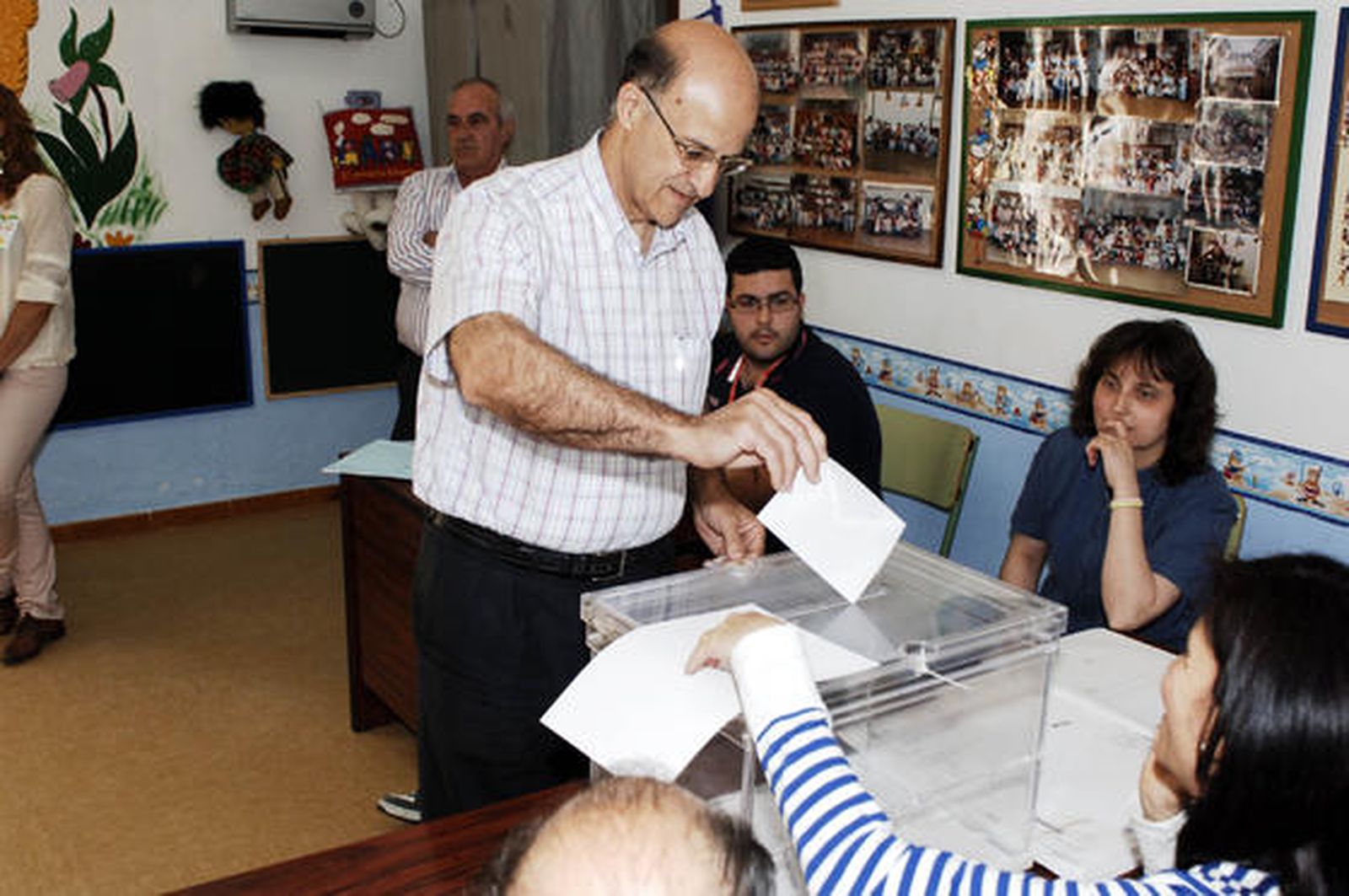 Juan Sevillano, ejerciendo el voto en Bornos

Foto: Joaquin Pino-Julio Gonzalez-Javier Gonzalez