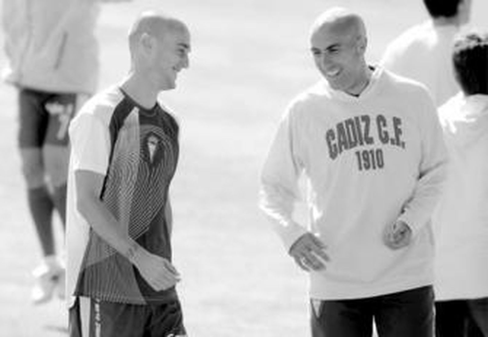 Dani y Raúl López, frente a frente, sonríen en pleno entrenamiento.