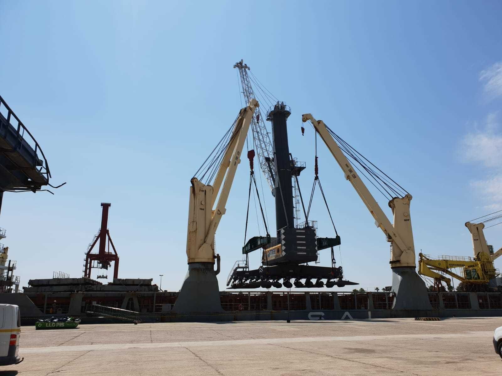 Descarga de la grúa de gran tamaño en los muelles del Puerto.