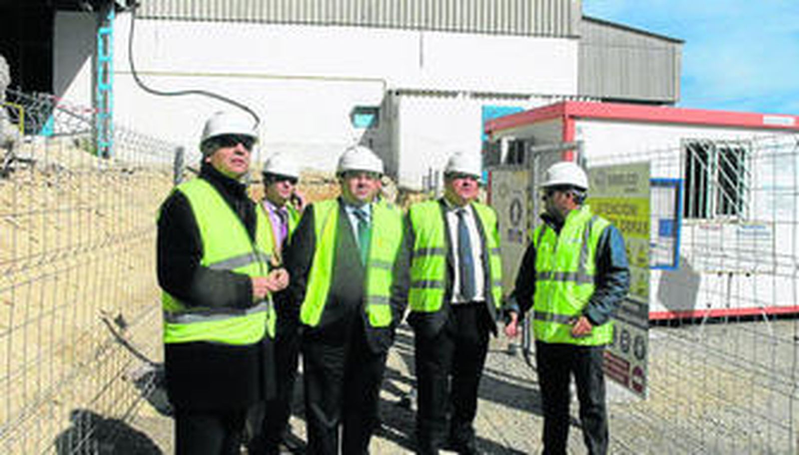 Los representantes municipales y los responsables de la empresa Sibelco, durante la visita de ayer.