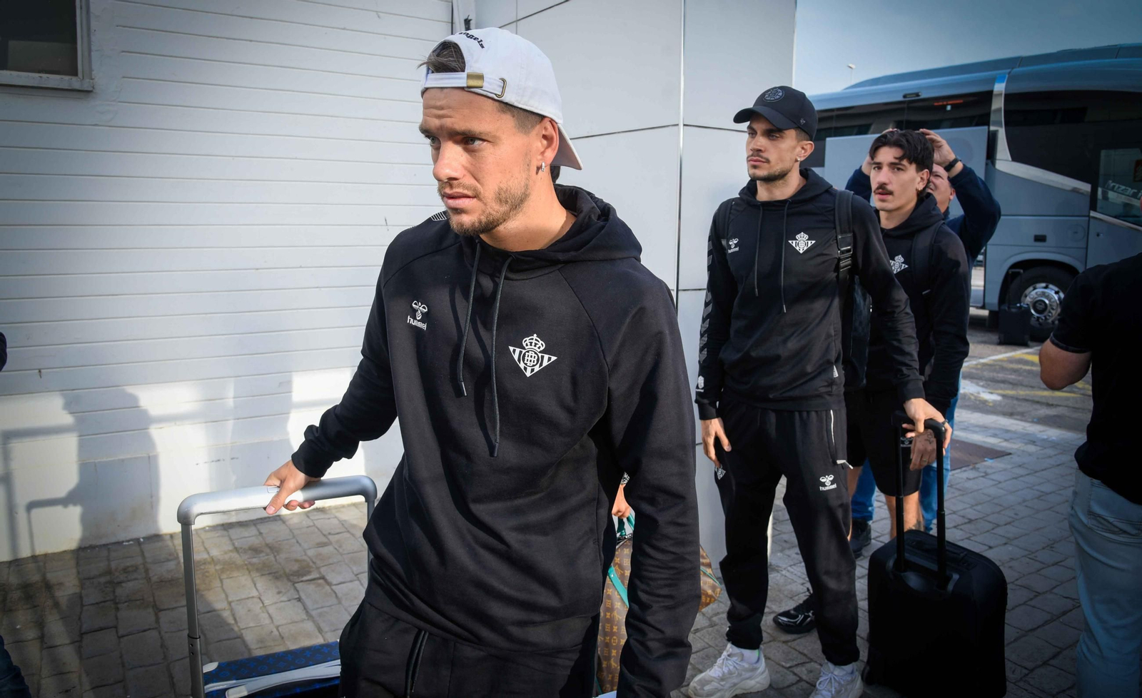 Imágenes de la salida del Real Betis hacia Florencia