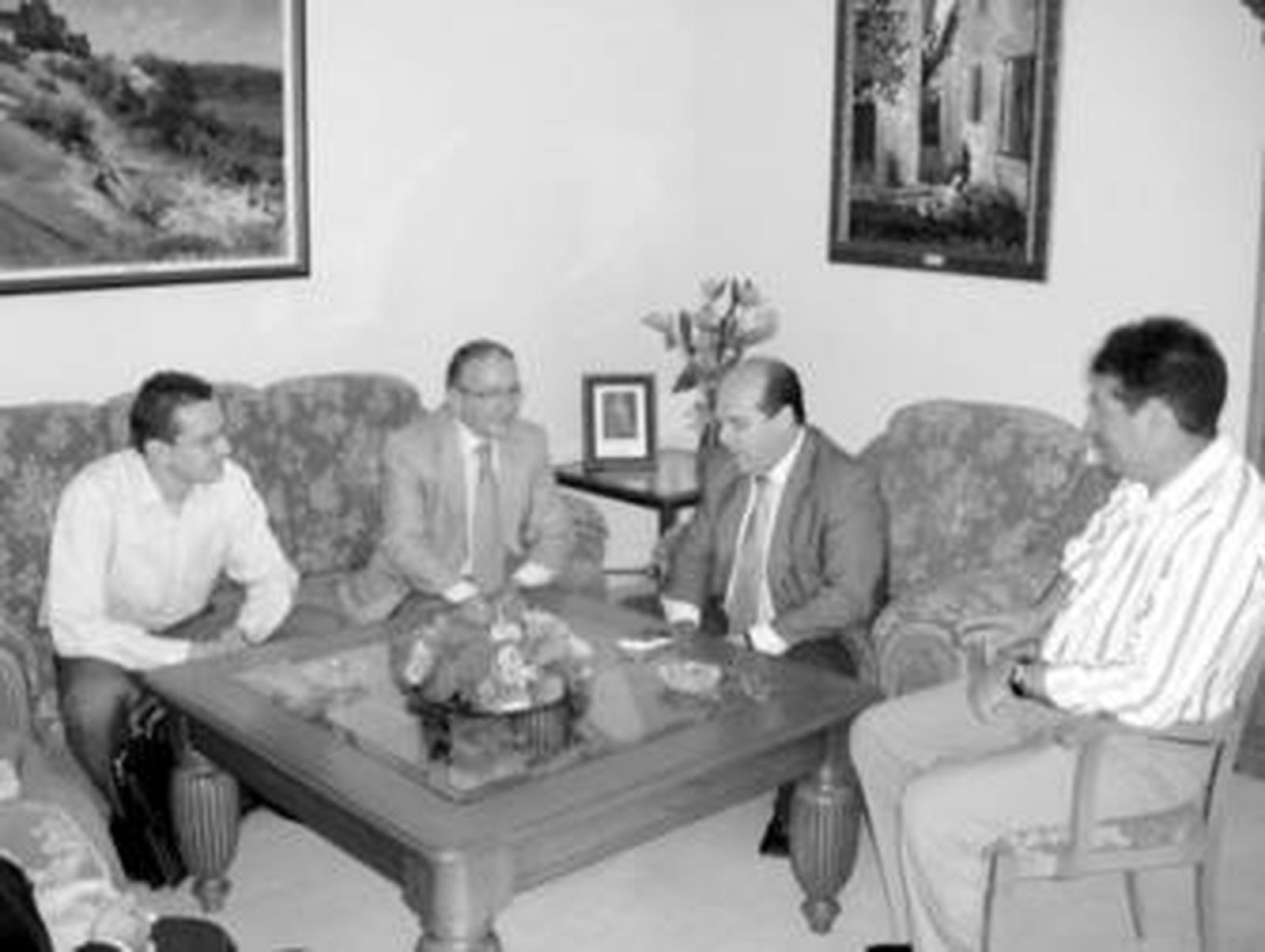 El alcalde, Francisco Vaca, junto a representantes de la Cámara de Comercio de Cádiz, ayer.
