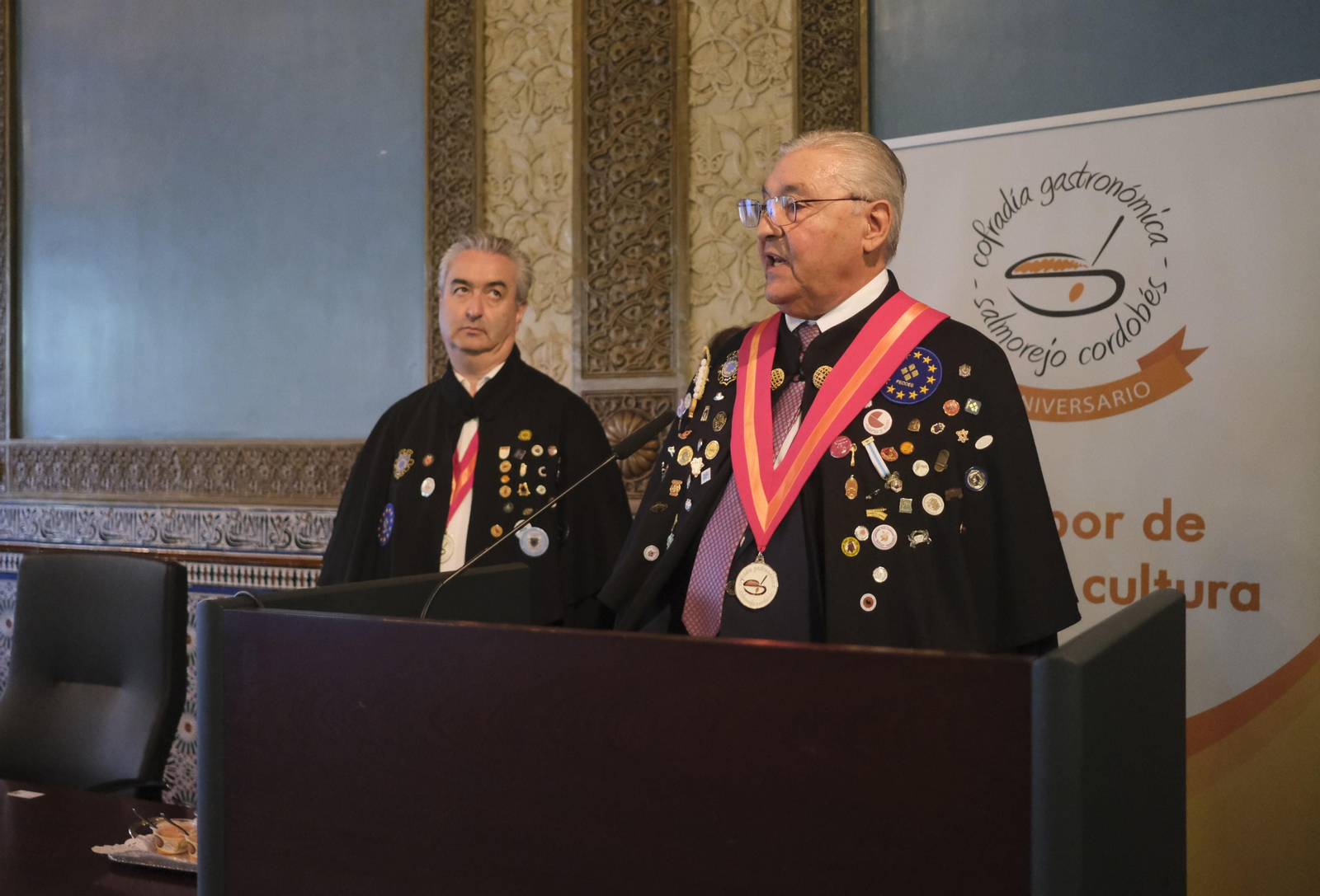 El alcalde de Córdoba es investido Cofrade de Honor de la Cofradía del Salmorejo, en imágenes