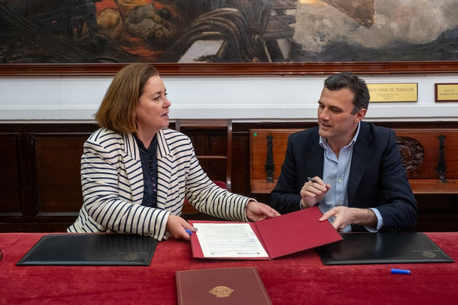 Paula Vilches, decana del Colegio de Arquitectos, y Bruno García, alcalde de Cádiz, durante la firma del acuerdo.