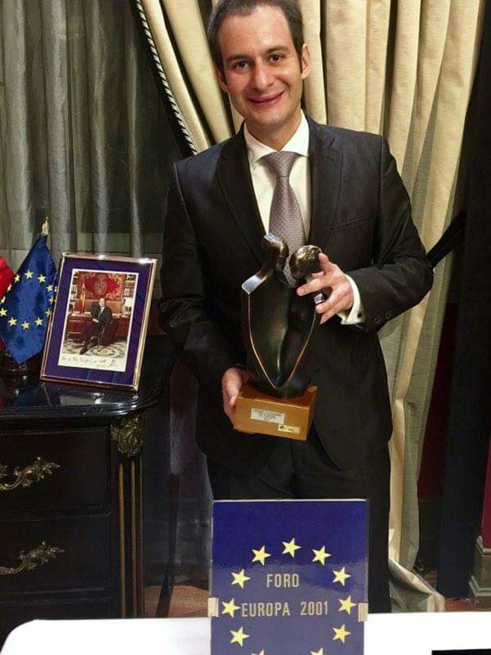 Antonio Sánchez Espinel muestra la escultura del premio.