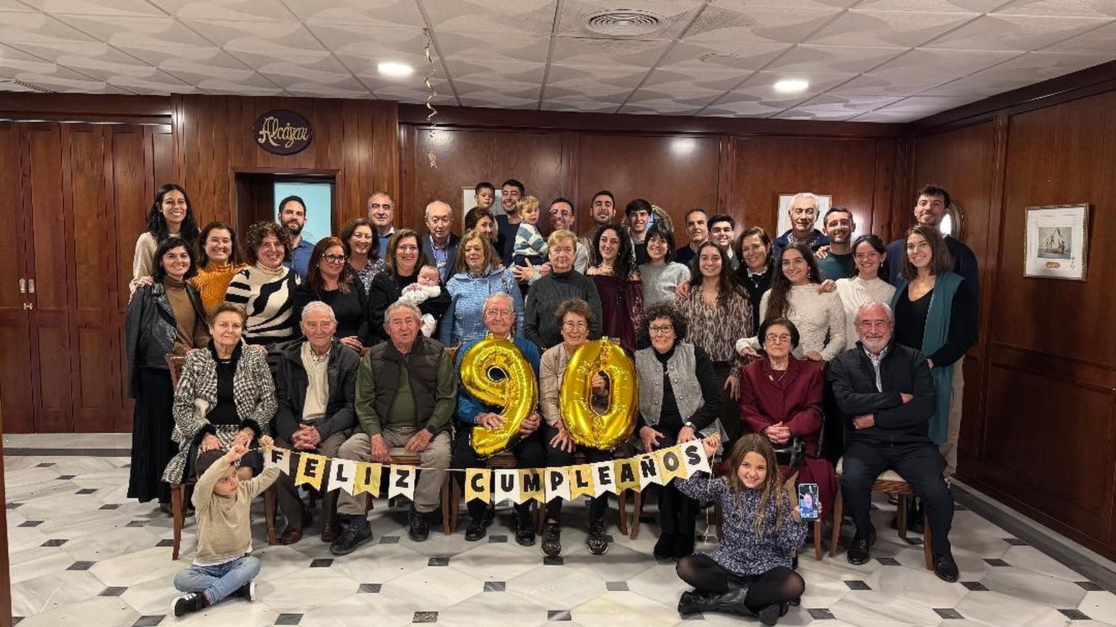 Sebastián Ortega Aragón posa junto al numeroso grupo de invitados durante la celebración de su 90 cumpleaños en el Club Naval de Oficiales en San Fernando.
