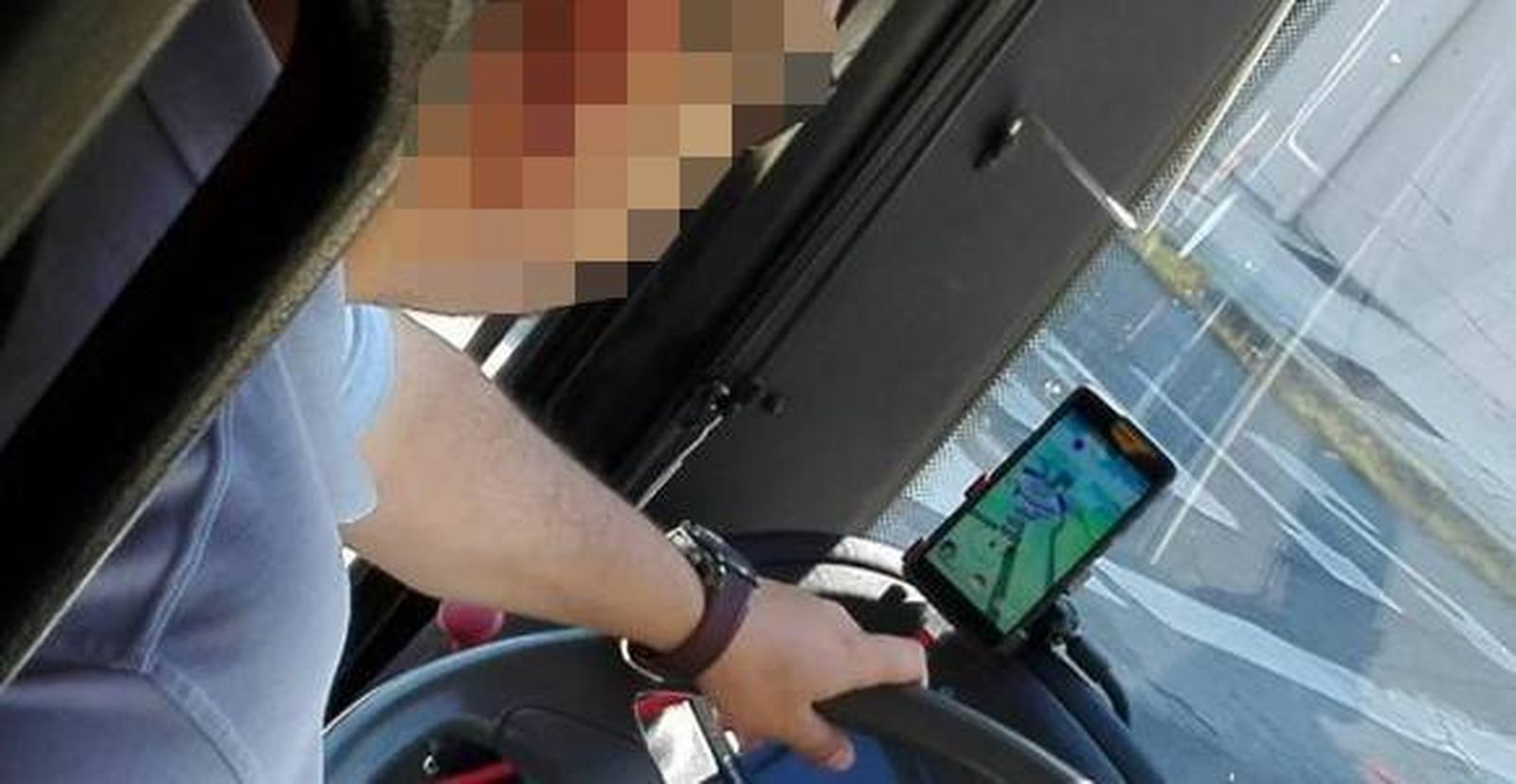 Investigan si un conductor de autobús jugaba a Pokémon Go mientras conducía