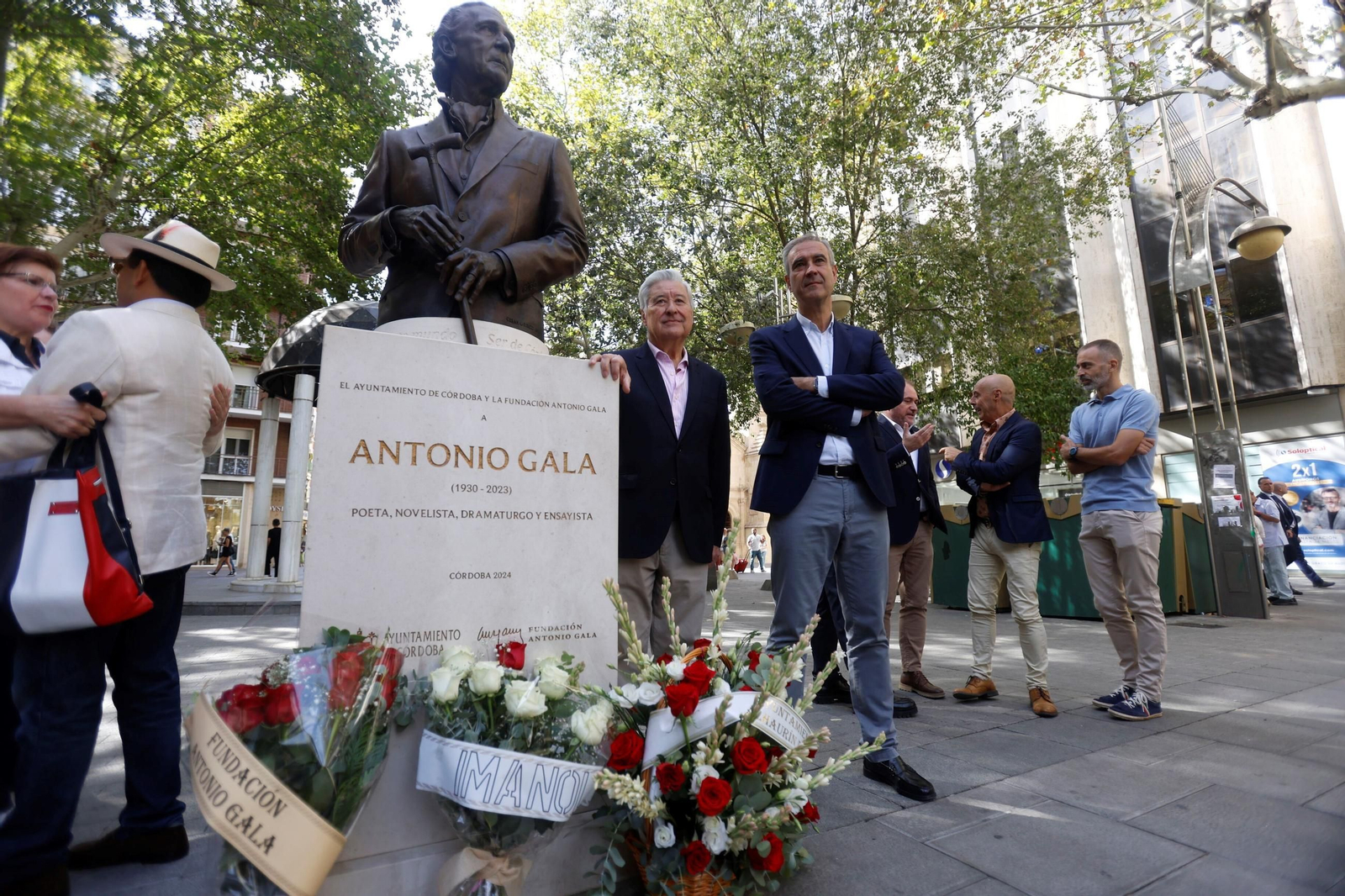 La ofrenda floral en honor a Antonio Gala, en imágenes