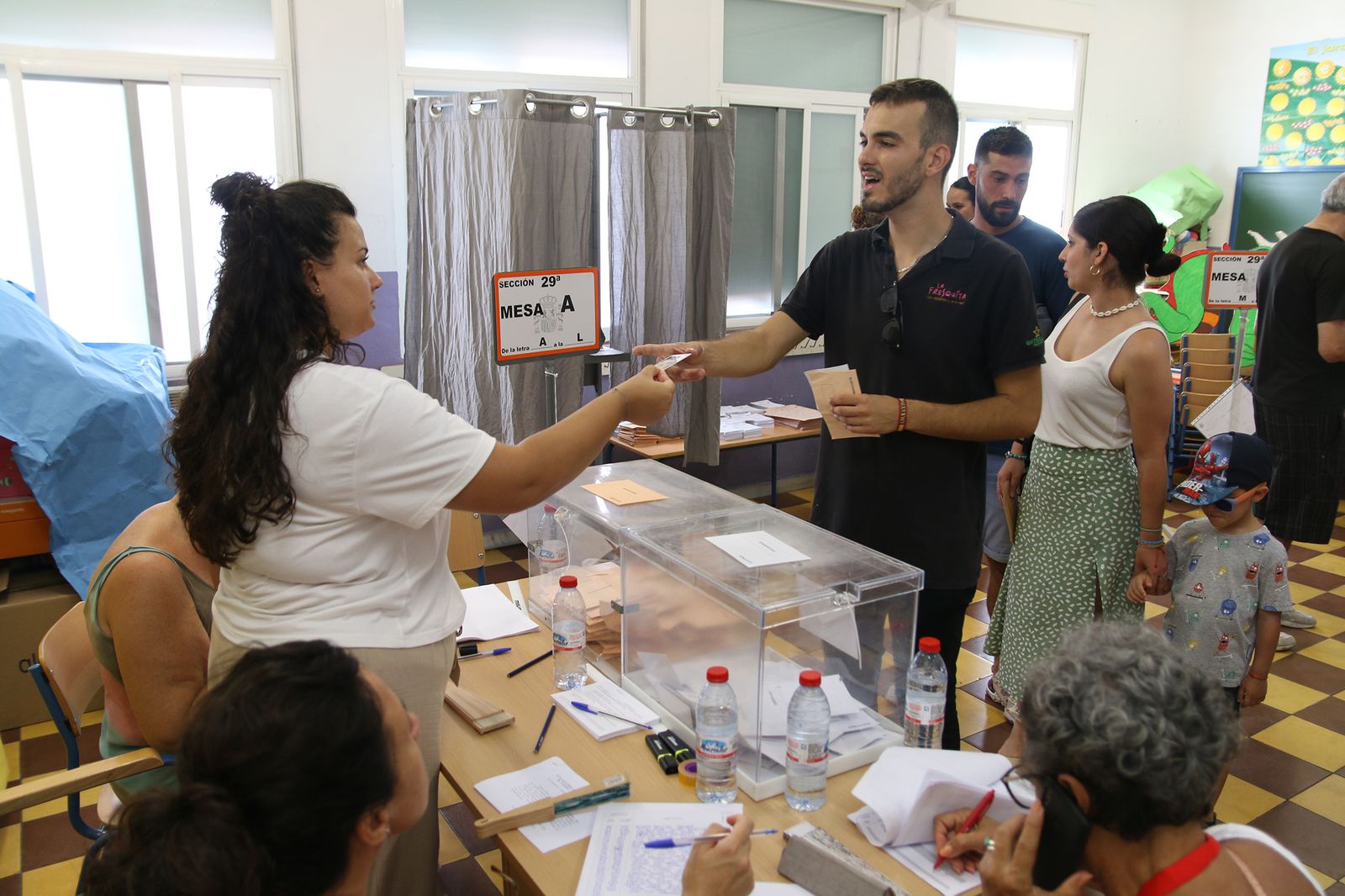 Almería hace cola para votar en las elecciones generales del 23J