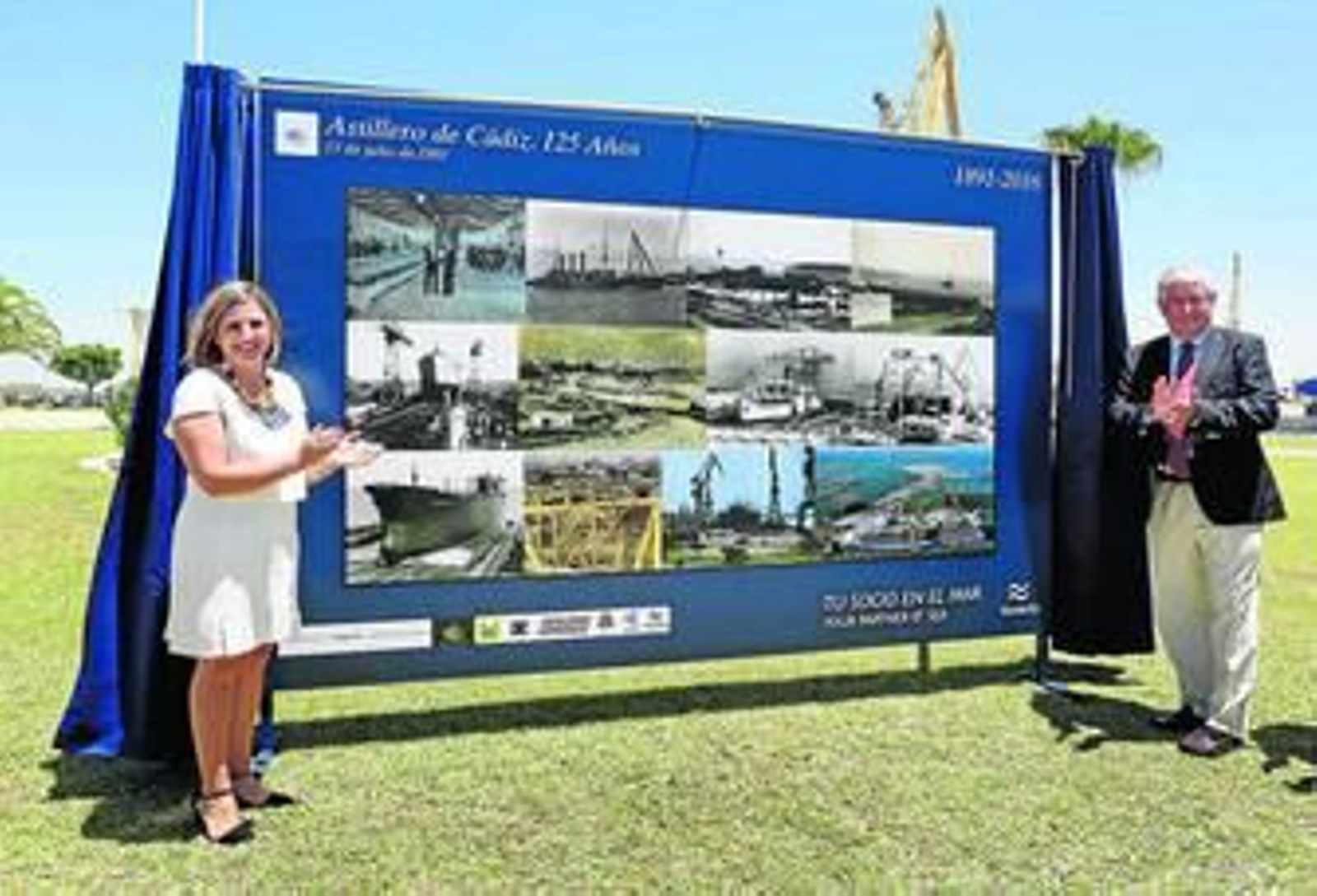 La presidenta de la Diputaión de Cádiz, Irene García, y el director del astillero gaditano, Joaquín Hernández, después de descubrir el panel conmemorativo.