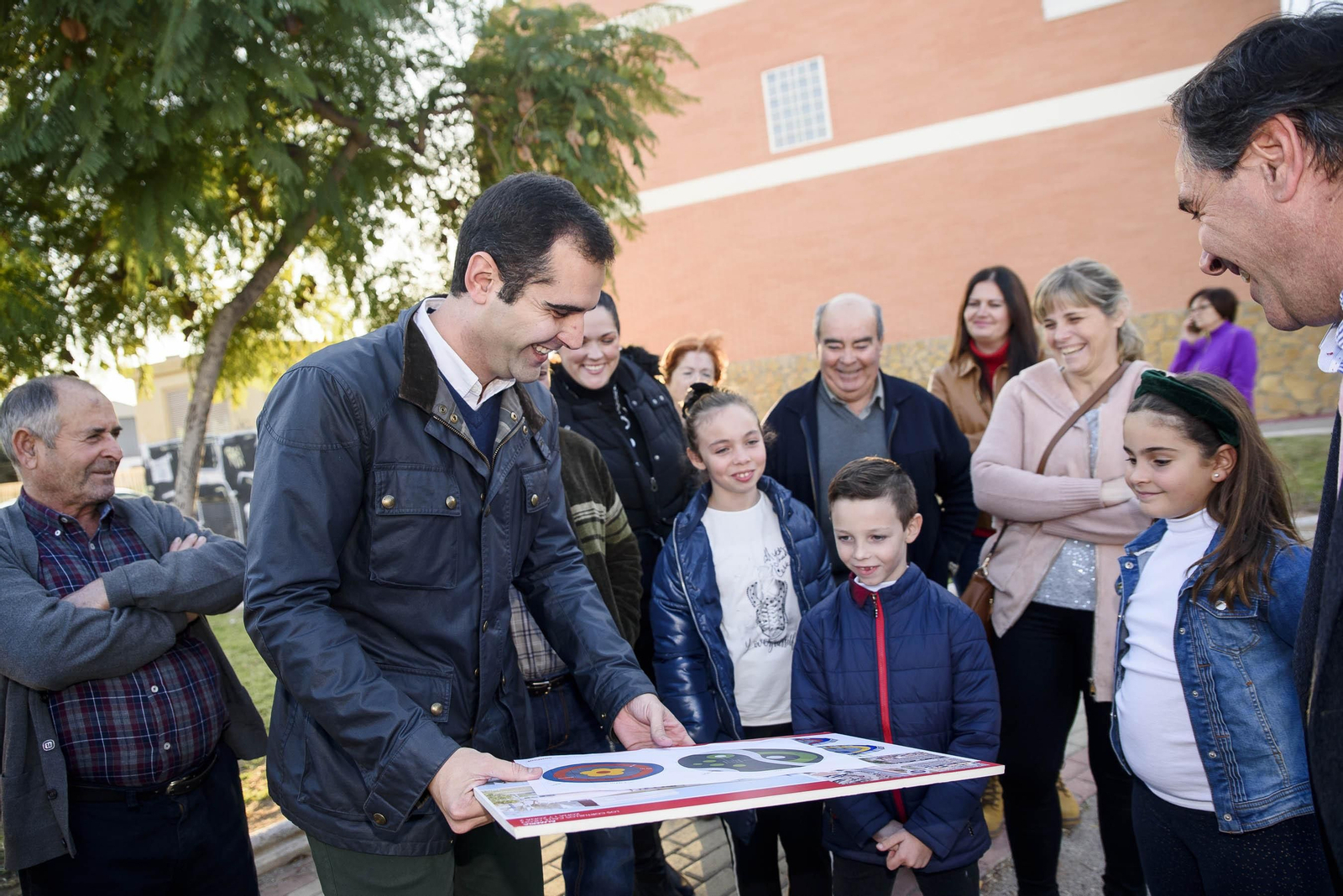 El alcalde y concejales explicaron las características del proyecto en una reciente visita al barrio.