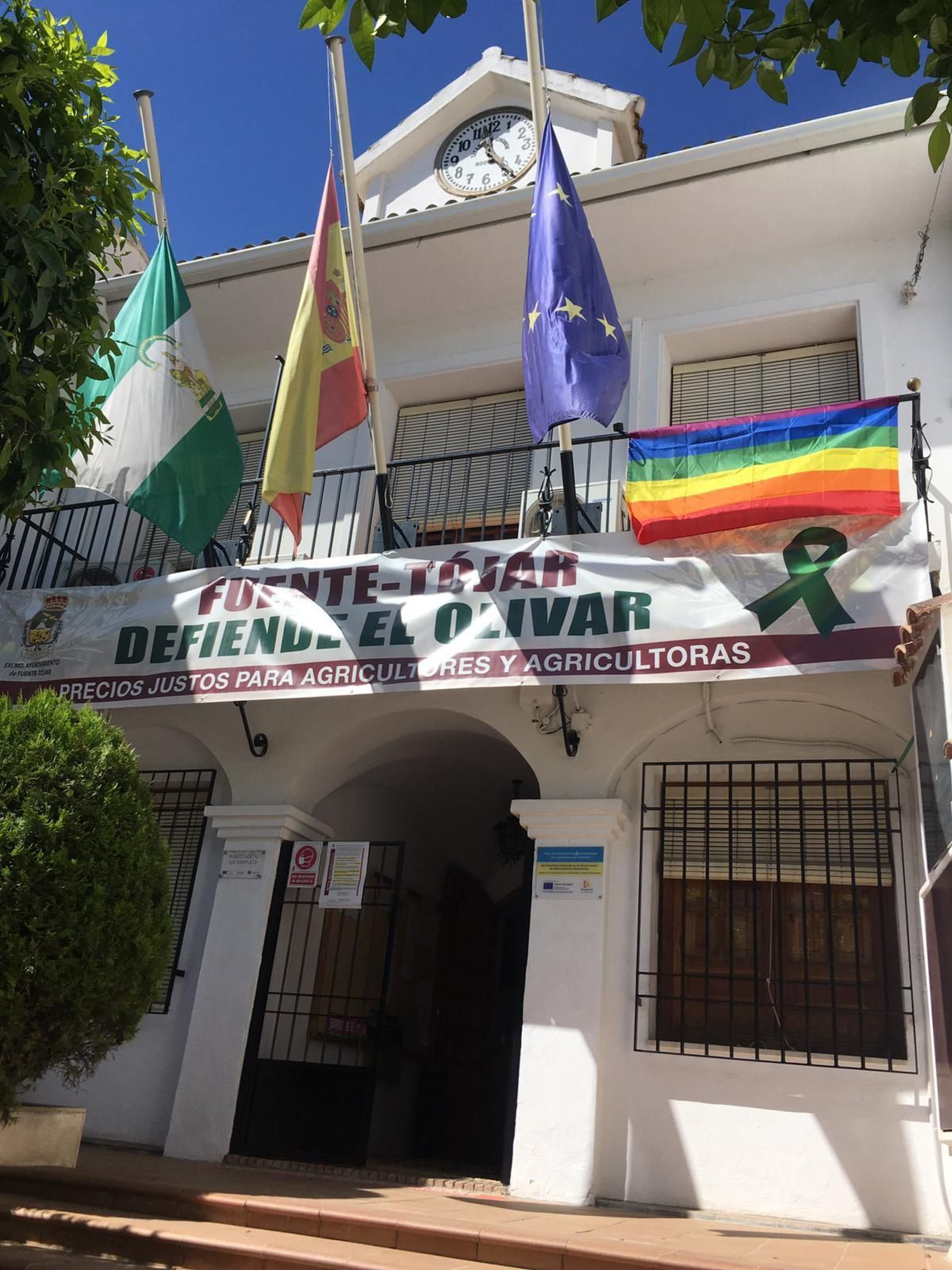 Bandera Lgtbi en el Ayuntamiento de Fuente-Tójar.
