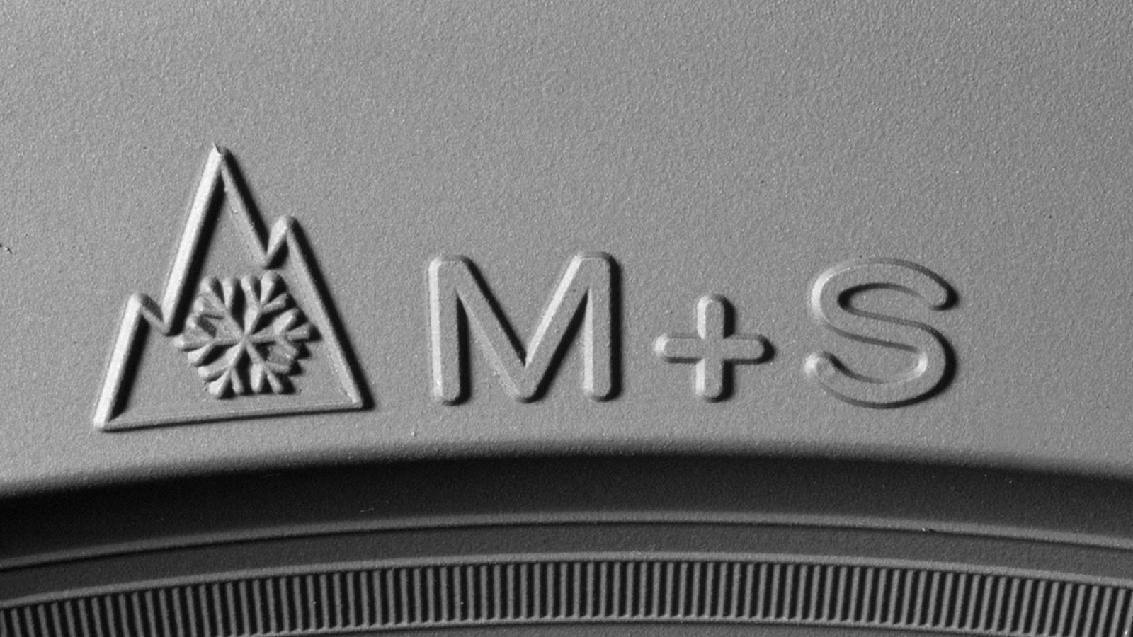 El marcaje M+S está todavía vigente, pero en desuso. La "montaña de tres picos" refleja la certificación de esa rueda en test de frenada sobre nieve.