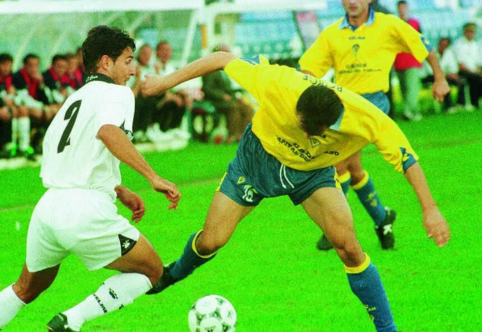 Vicente Borge pugna con Juanma en el Cádiz-Ceuta de la campaña 1998-99.