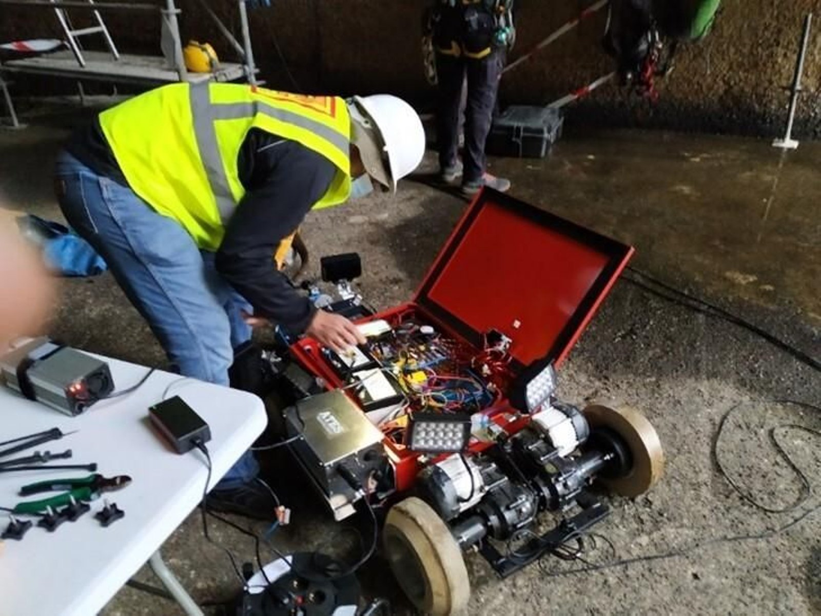 Un técnico de Endesa prepara un robot para una inspección.