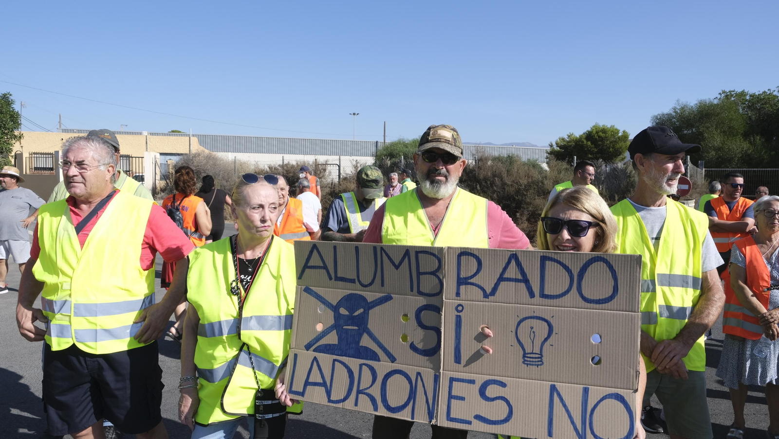 Protestas de los vecinos de los cortijos de La Cañada por la falta de iluminación