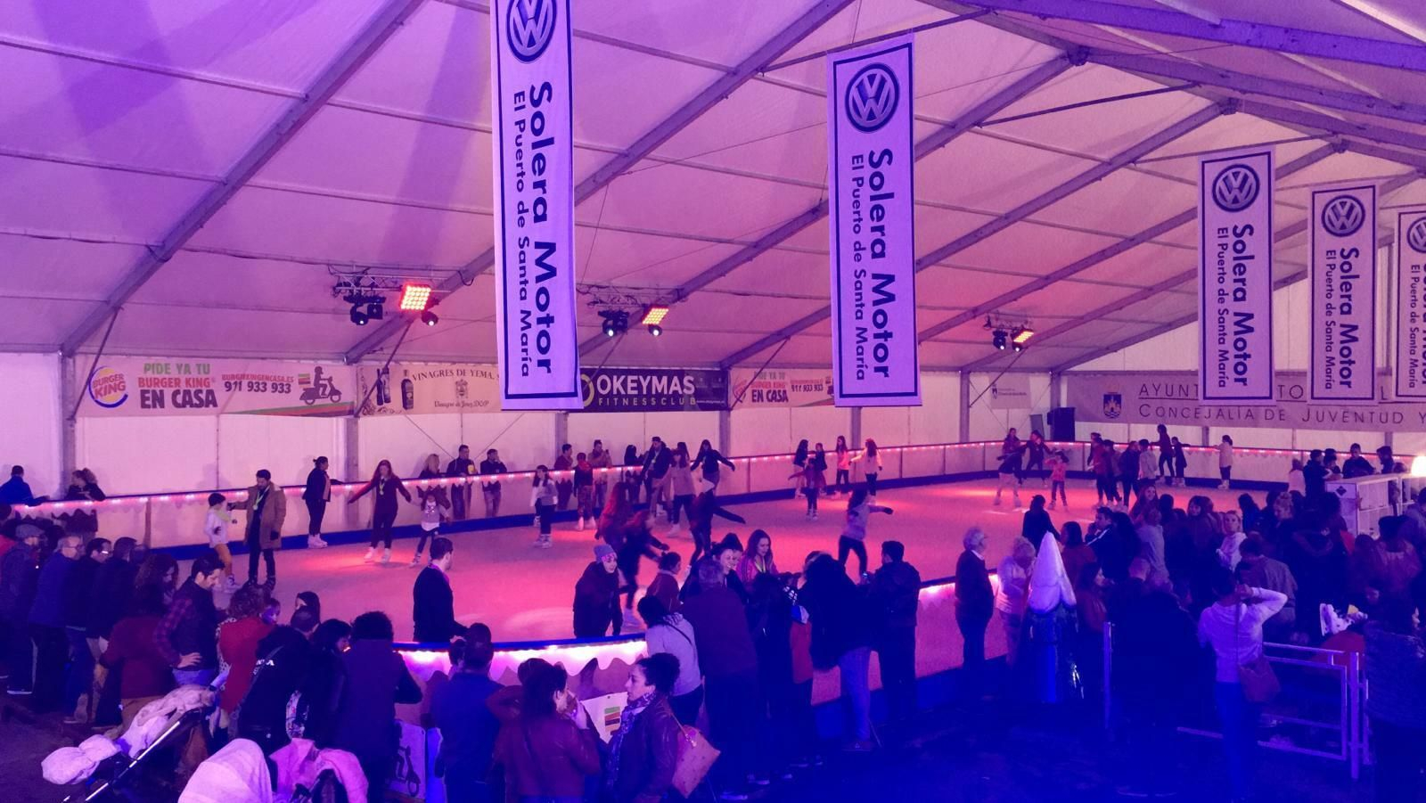 Imagen del interior de la pista de hielo situada en la Plaza de Toros.