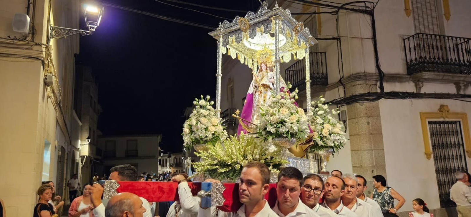 La procesión de la Virgen de la Antigua en Hinojosa del Duque, en imágenes
