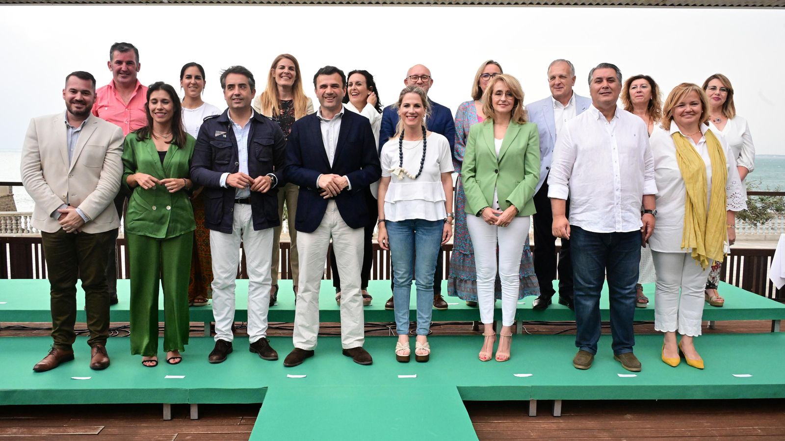 Foto de familia de la candidatura del PP por Cádiz a estas elecciones andaluzas.