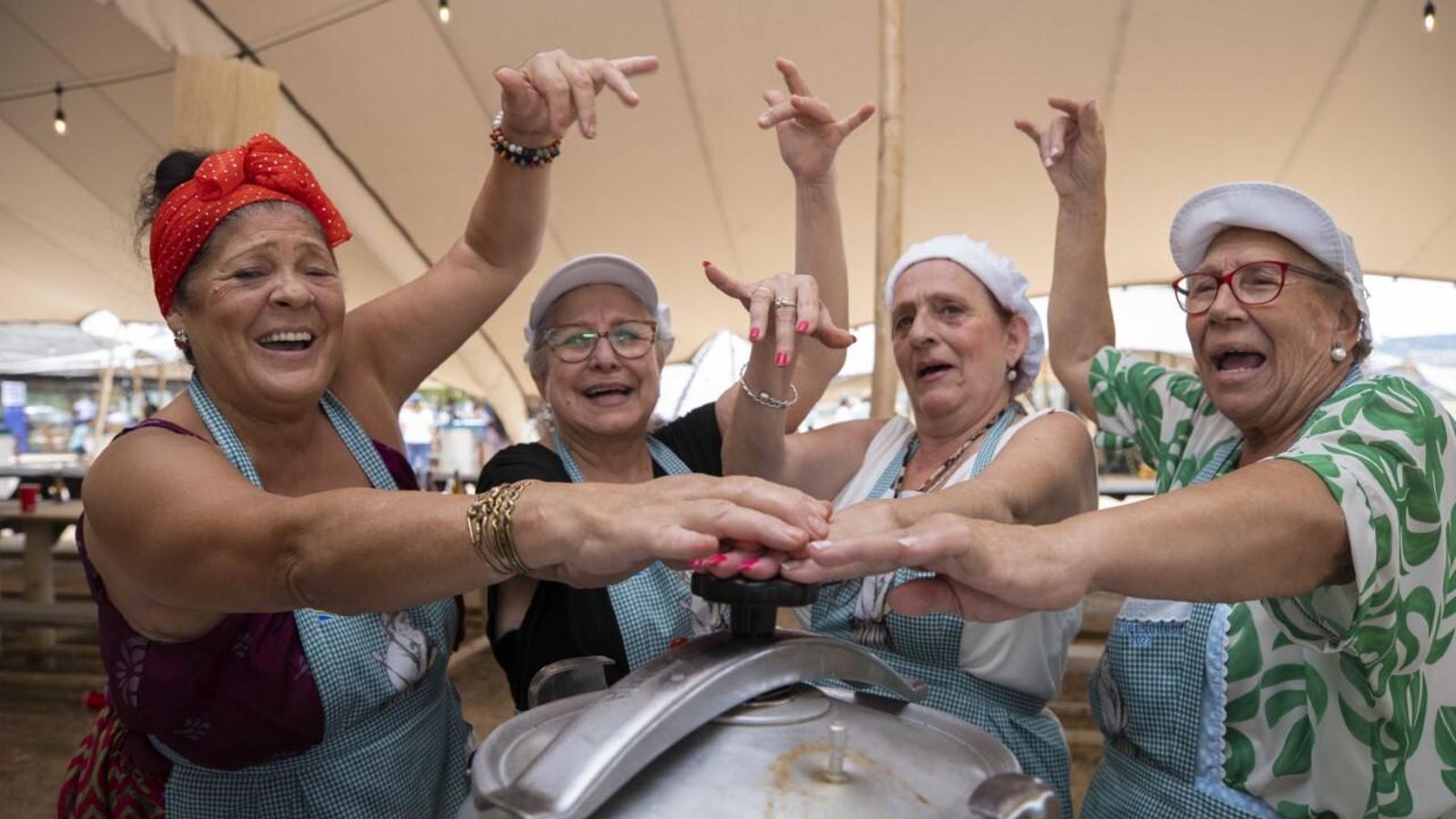 Mujeres del barrio de Santiago de Jerez prepararon unos guisos gitanos. Mujeres del barrio de Santiago de Jerez prepararon unos guisos gitanos.