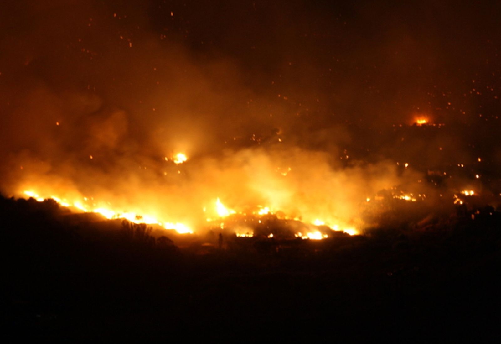 Desalojadas más de 100 viviendas por el incendio de Coín