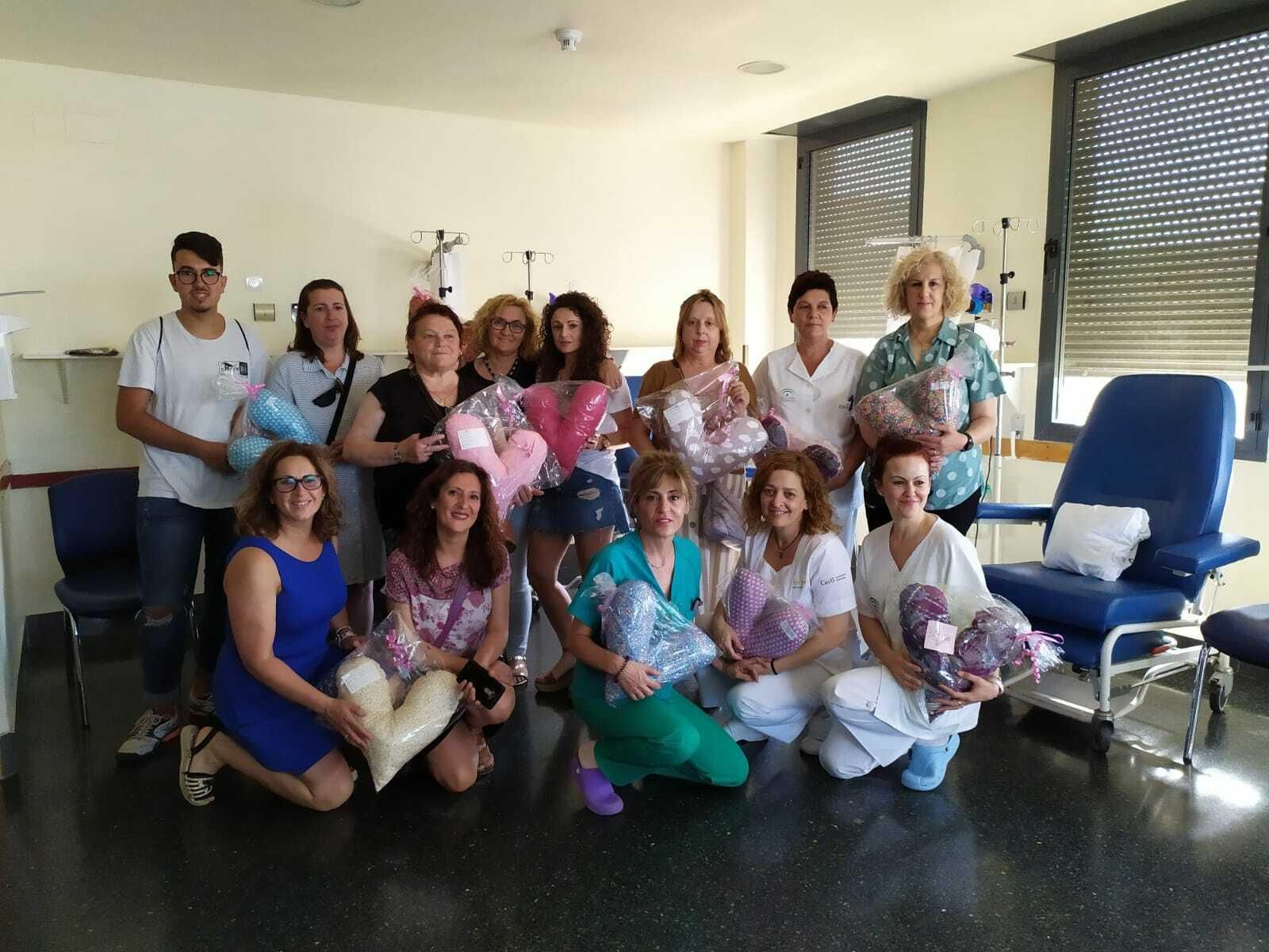 Entrega de los cojines en el Hospital Juan Ramón Jiménez.