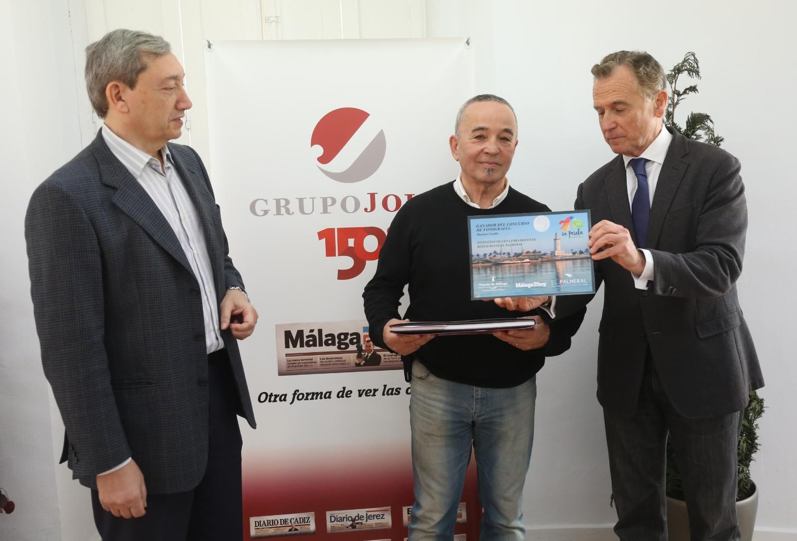 Paulino Plata entrega a Mariano Castillo el premio, junto a Antonio Méndez.