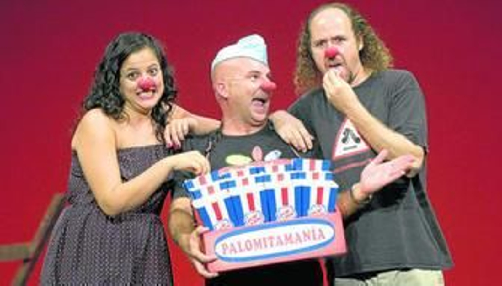 Anabella Hernández, Víctor Carretero y Práxedes Nieto, los miembros de la compañía Síndrome Clown, ayer en el Teatro Lope de Vega.