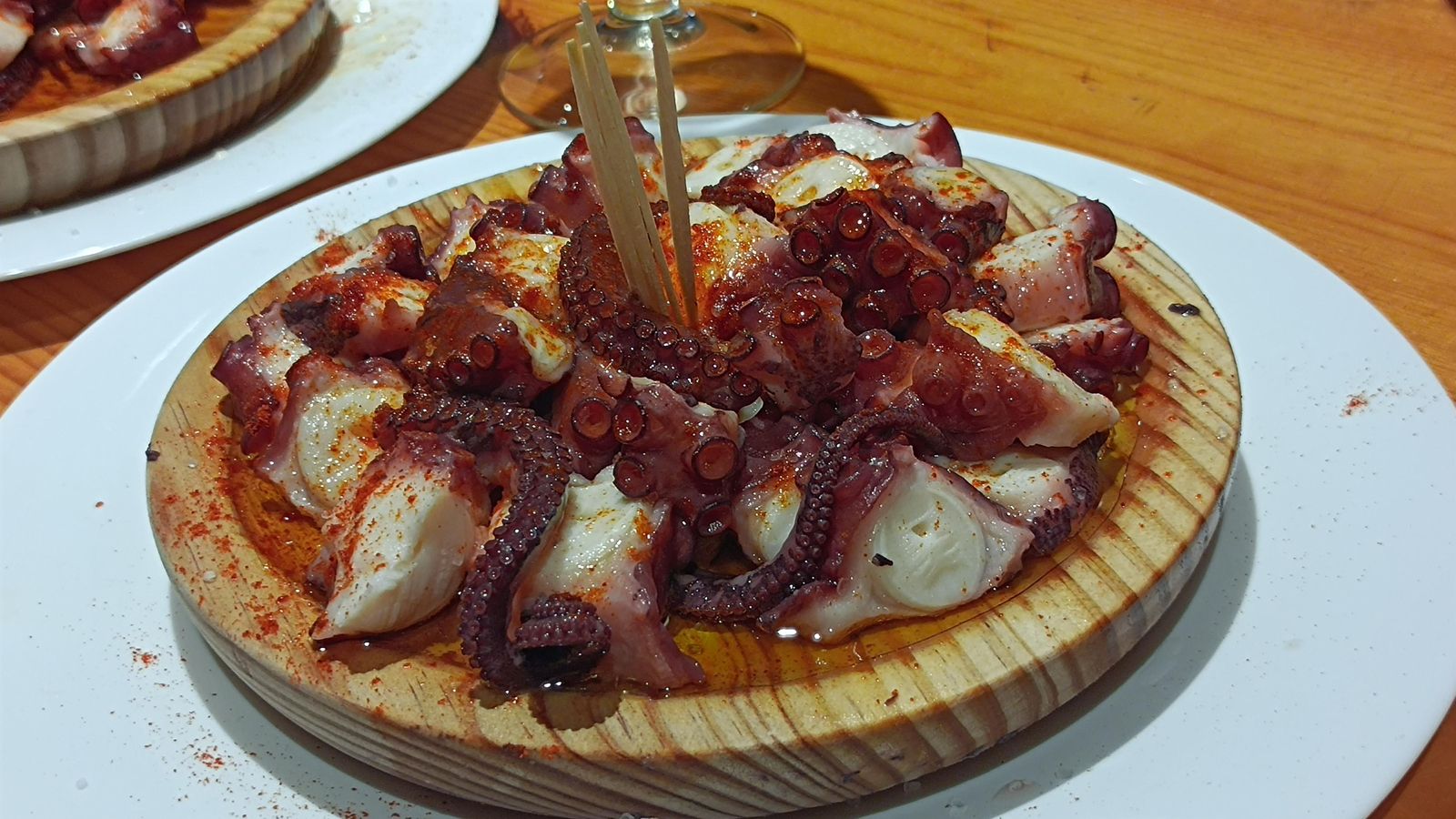 No se puede pasar por Melide sin probar su pulpo a la gallega.