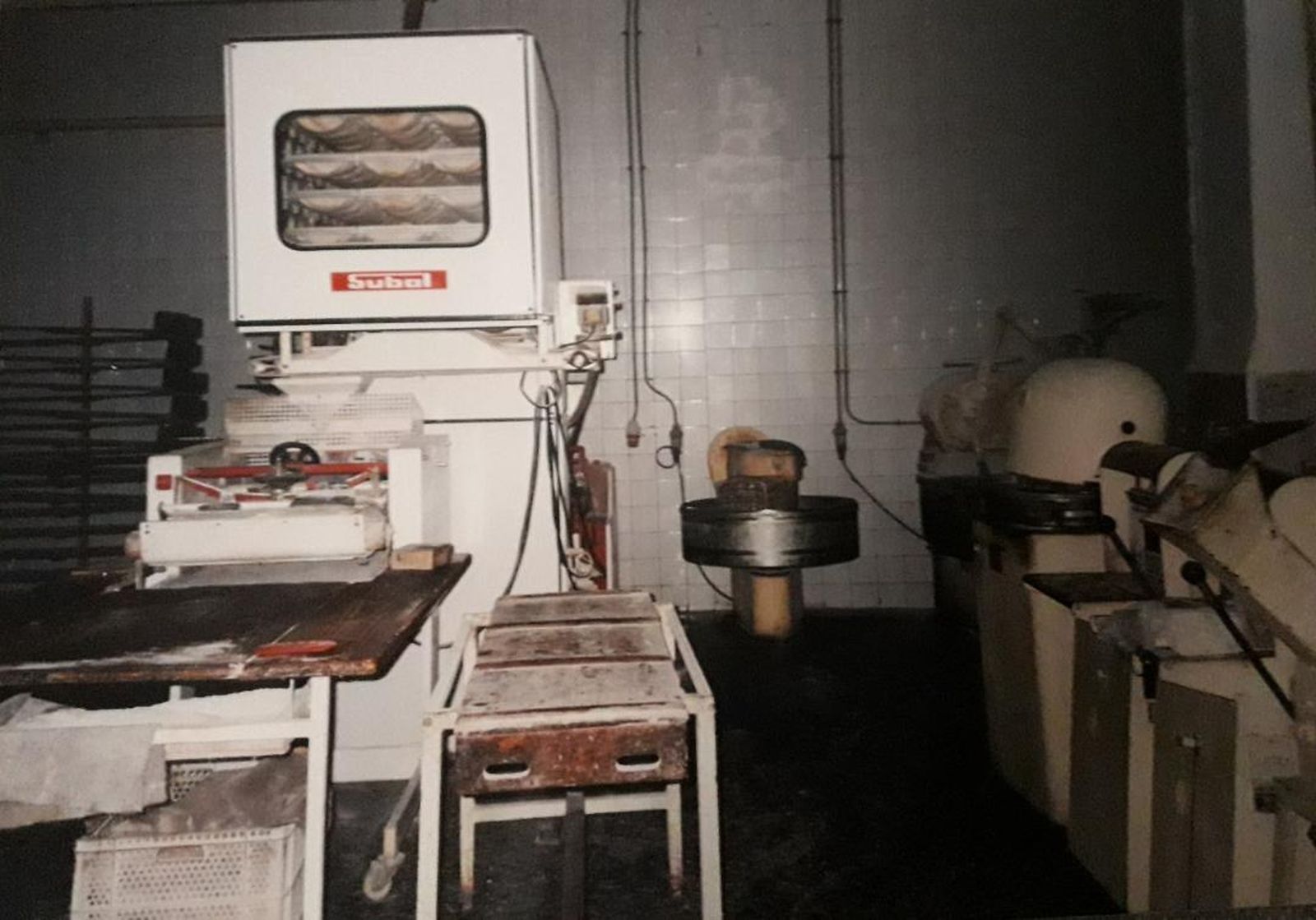 El obrador de panadería del horno de la Torre, entre las que se encuentra las maquinarias de tren de laboreo, amasadora y refinadora sobre 1970.