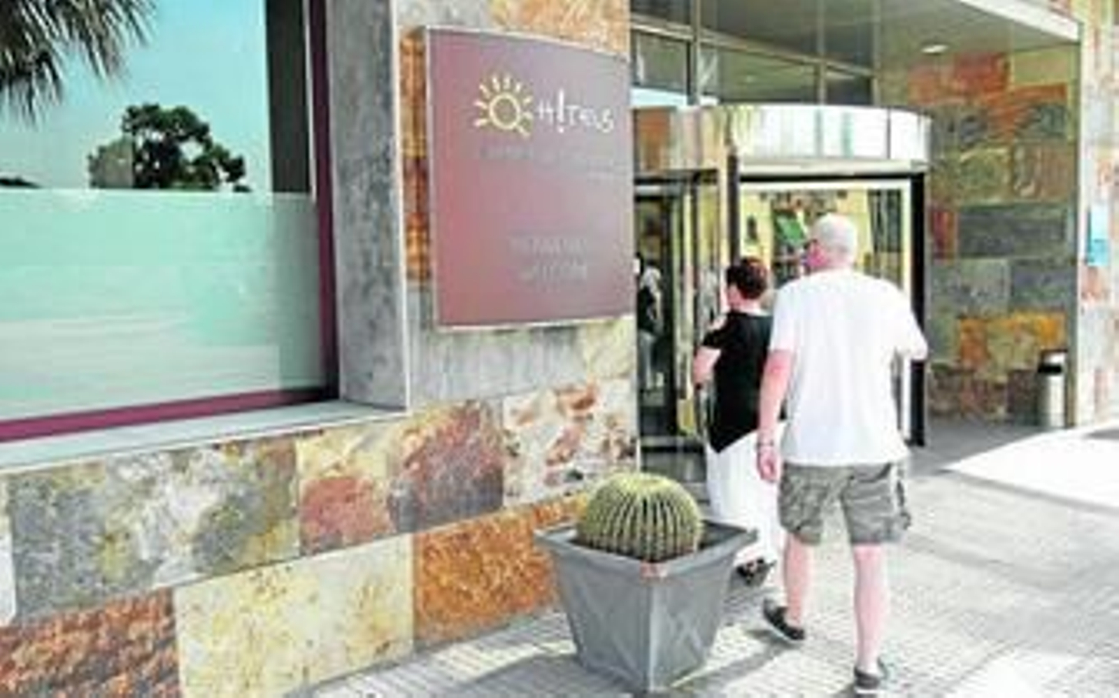 El cartel con el nuevo nombre de la cadena, en la puerta de entrada al hotel.