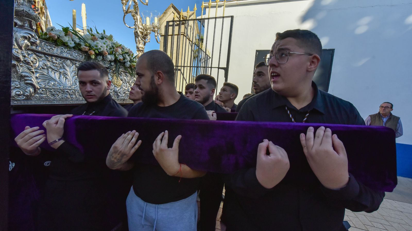 La procesión de la Virgen del Carmen en La Línea por el día de Todos los Santos, en imágenes