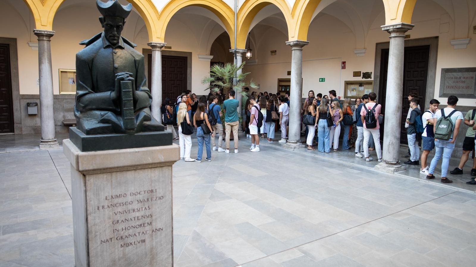 Alumnos en la Facultad de Derecho de la UGR esperando para entrar a clase