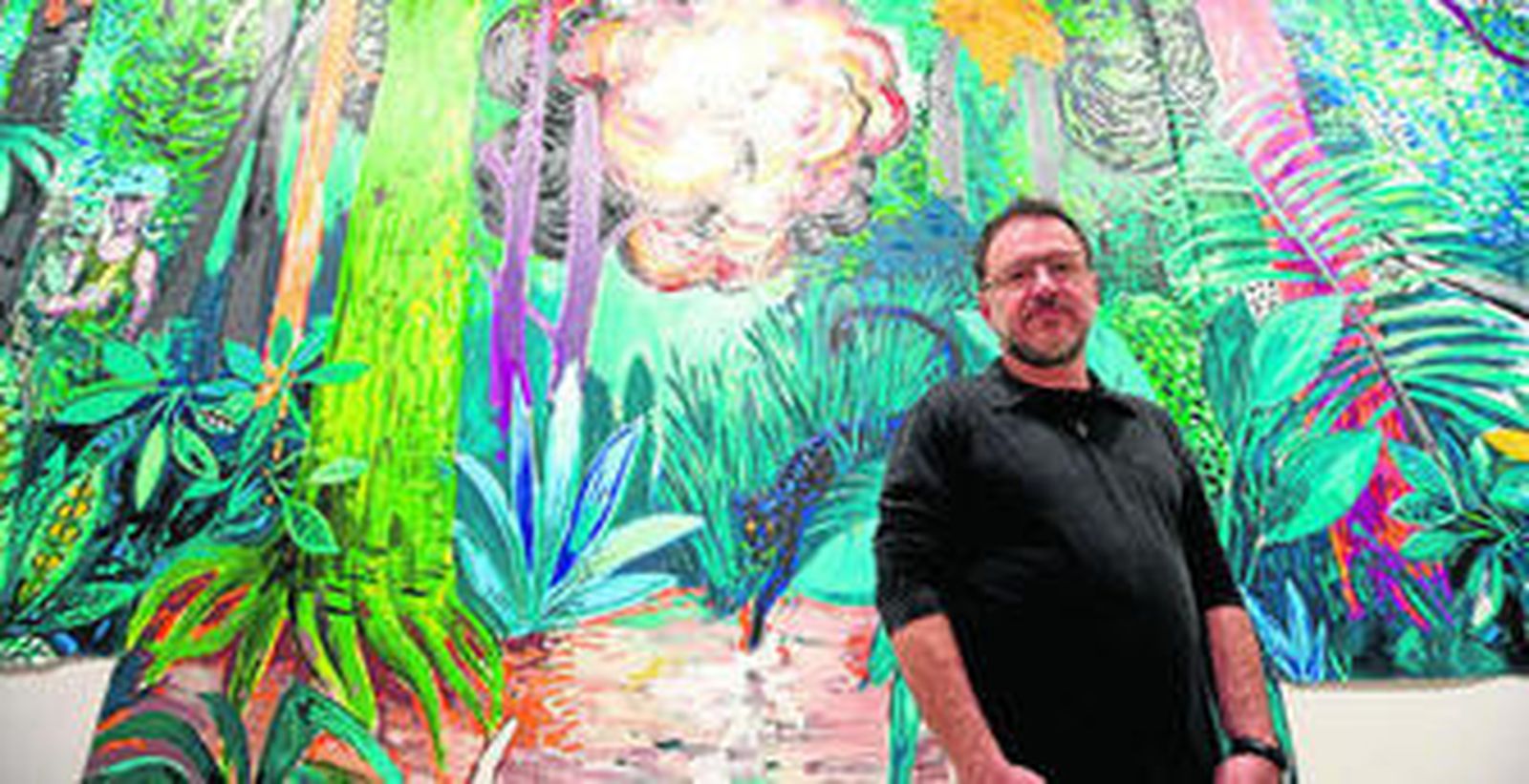 Abraham Lacalle, con una de sus obras expuestas en el CAC Málaga.