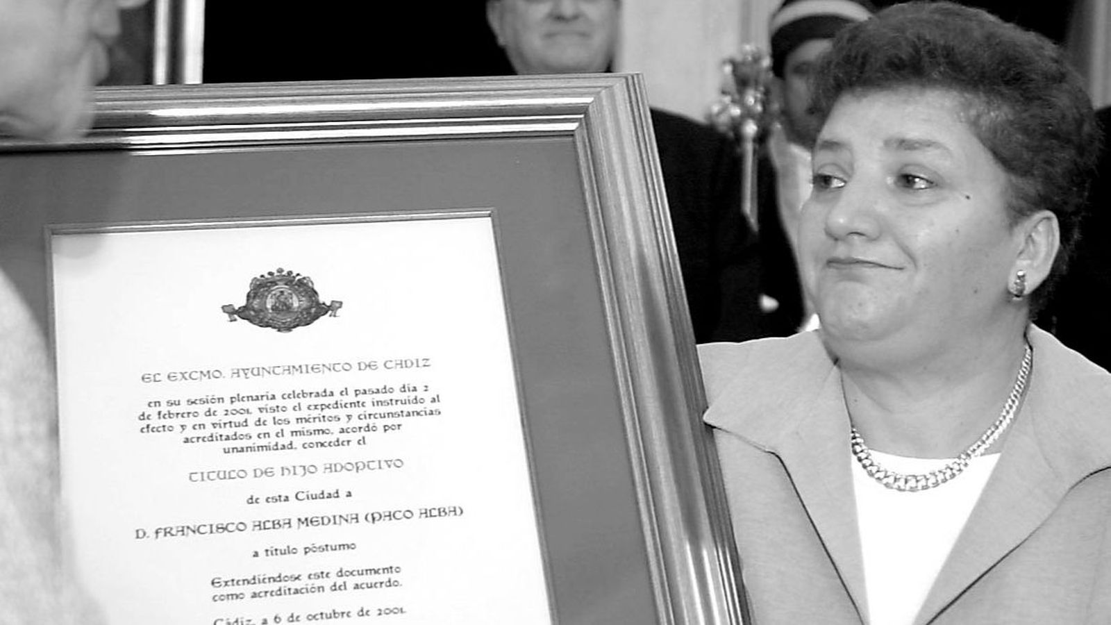 Cati Alba recibiendo en 2001 el nombramiento de su padre como Hijo Adoptivo de Cádiz.