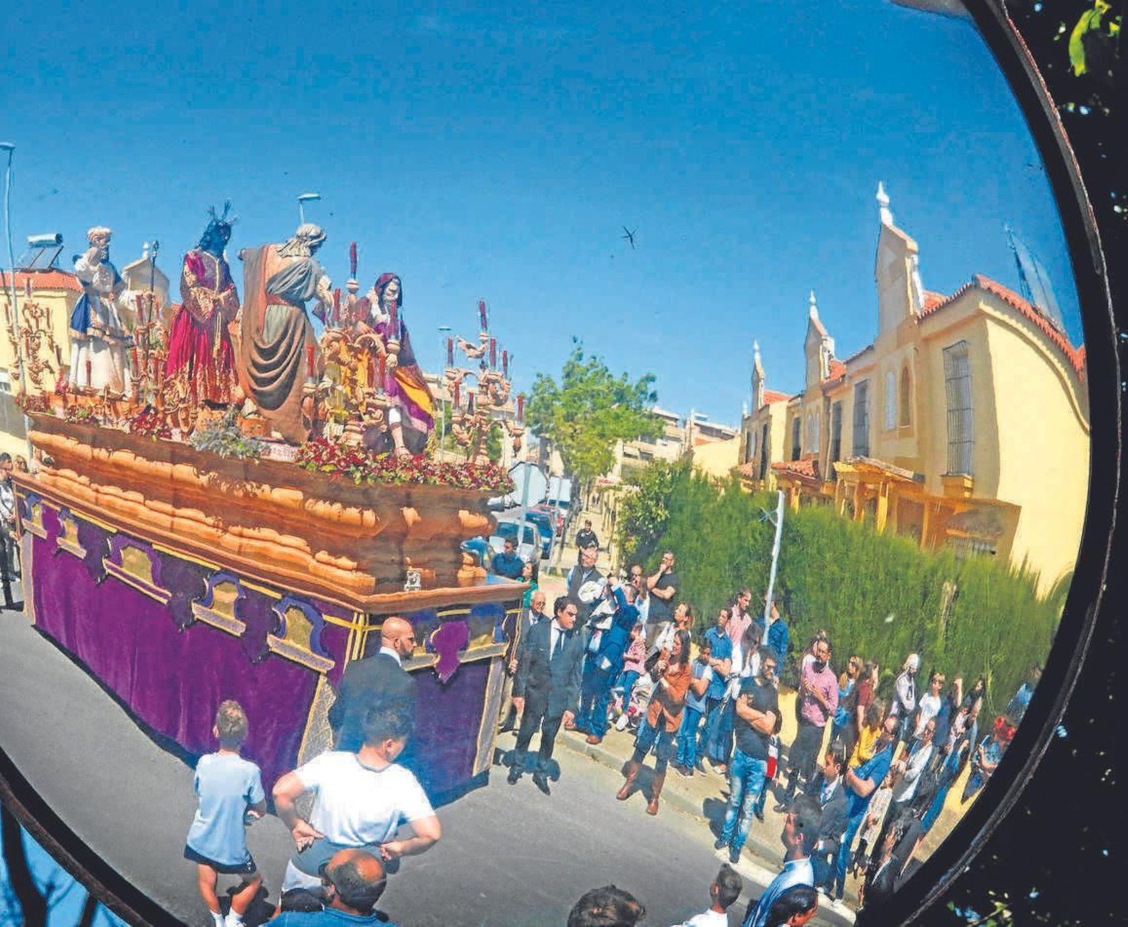 El paso de misterio del Señor de la Pasión reflejado en un espejo de tráfico pocos minutos después de salir de la Iglesia de San Ángela, en la zona este de la ciudad.