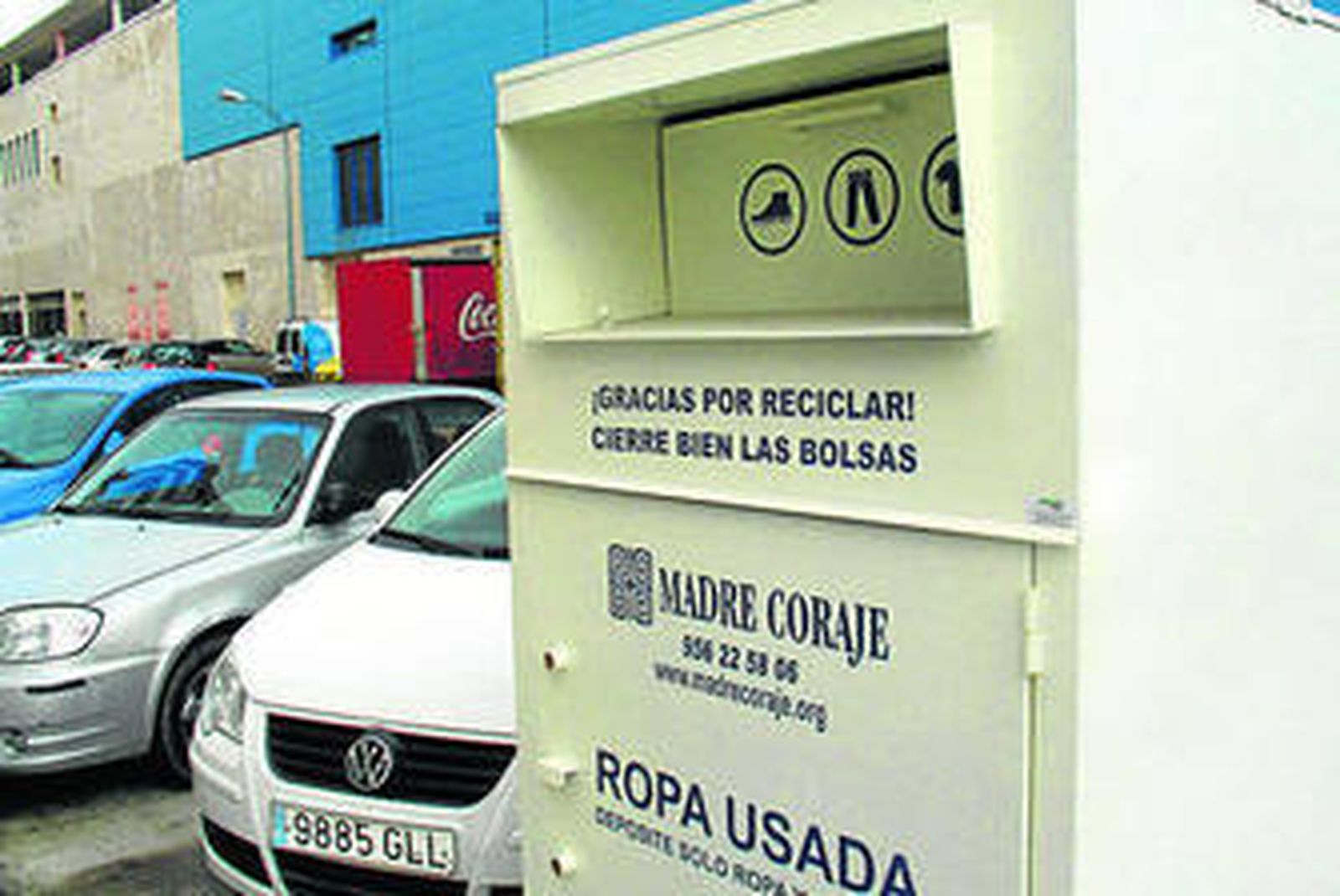 Contenedores de Madre Coraje para ropa y zapatos.