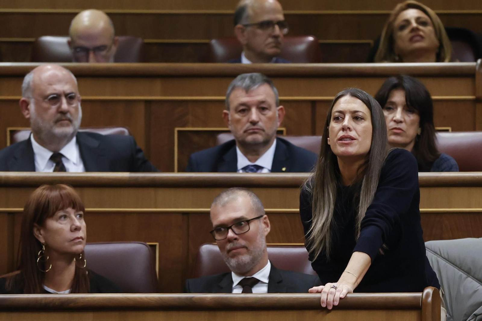 La portavoz de Junts, Miriam Nogueras, vota la investidura de Pedro Sánchez.